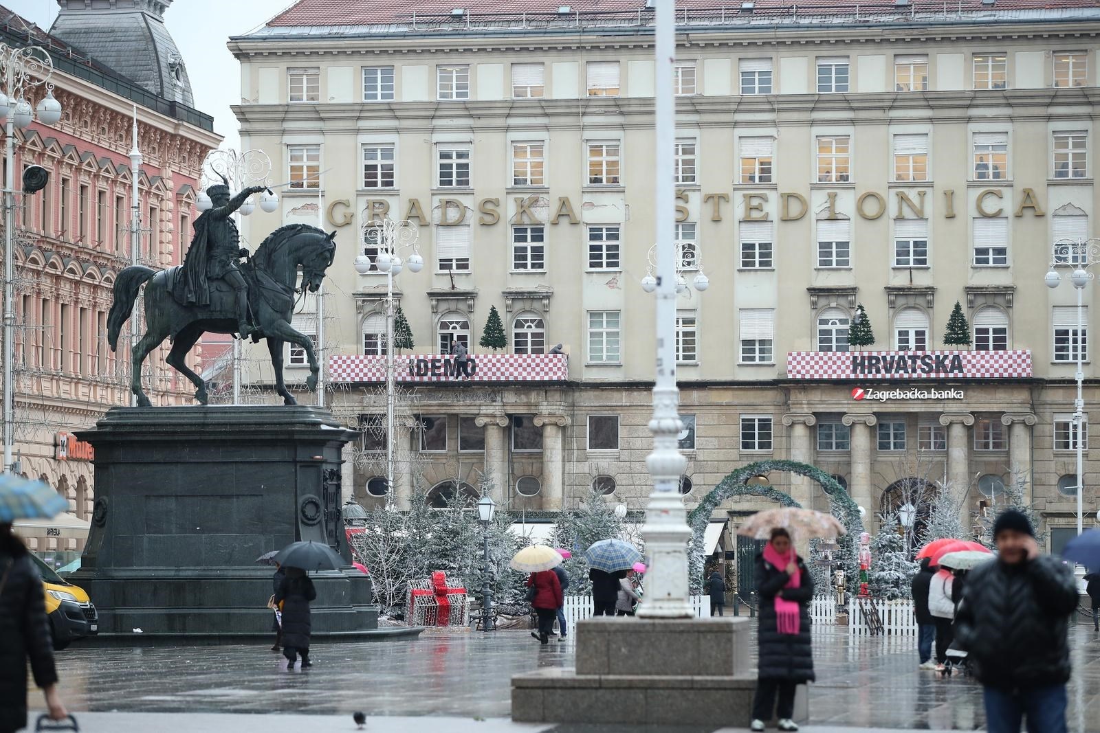 Podrška Vatrenima: U centru Zagreba osvanuo transparent s porukom