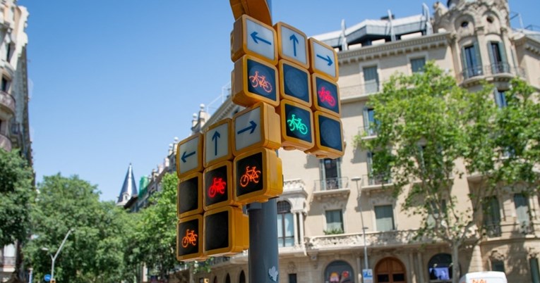 "Tetris semafor" u Barceloni ima čak 16 ekrana i izaziva potpuni kaos u prometu  