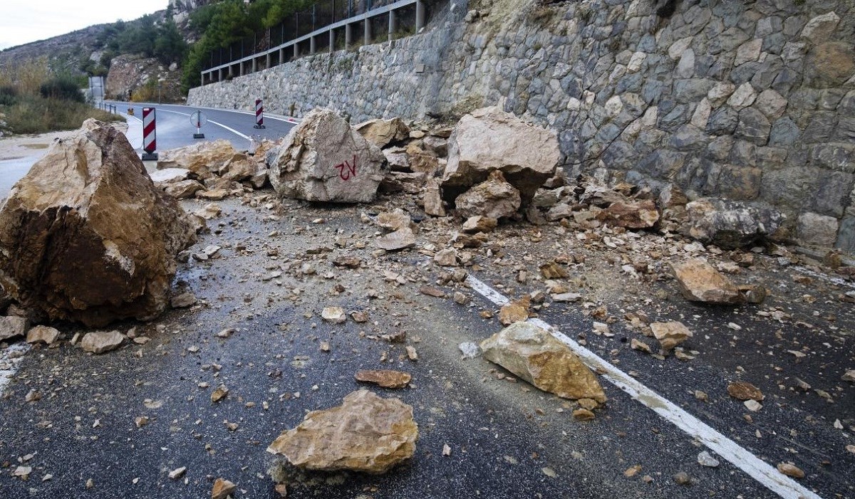 80-godišnji vozač kod Imotskog uklanjao kamenje s ceste, pretučen je i opljačkan
