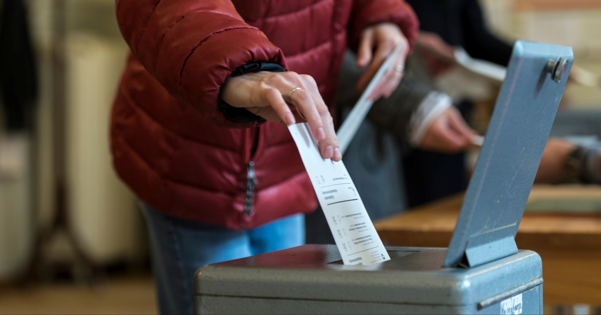 Švicarci danas na referendumu glasaju o obaveznom civilnom vojnom roku i za žene