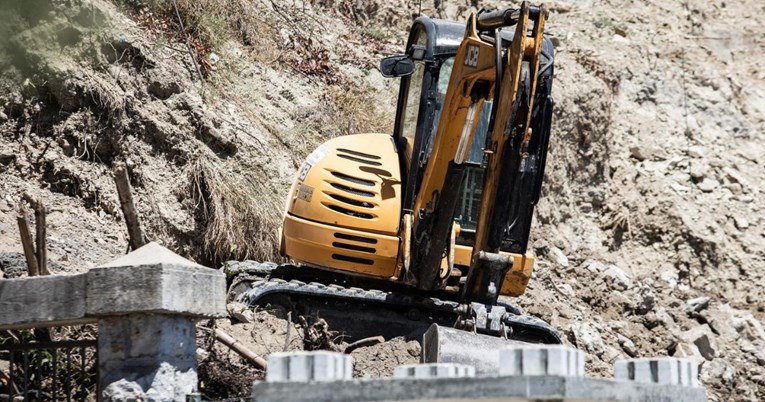 Ilegalno betonirao na obali u Murteru. Kazneno je prijavljen