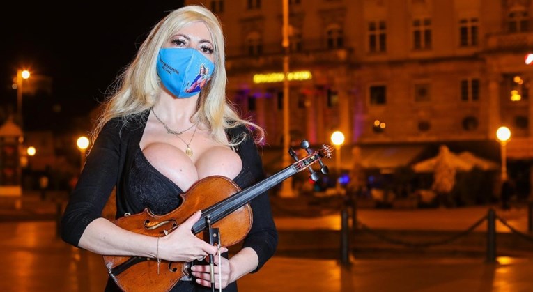 Violinistica s kršćanskom maskom svirala u centru Zagreba, pratio je suprug