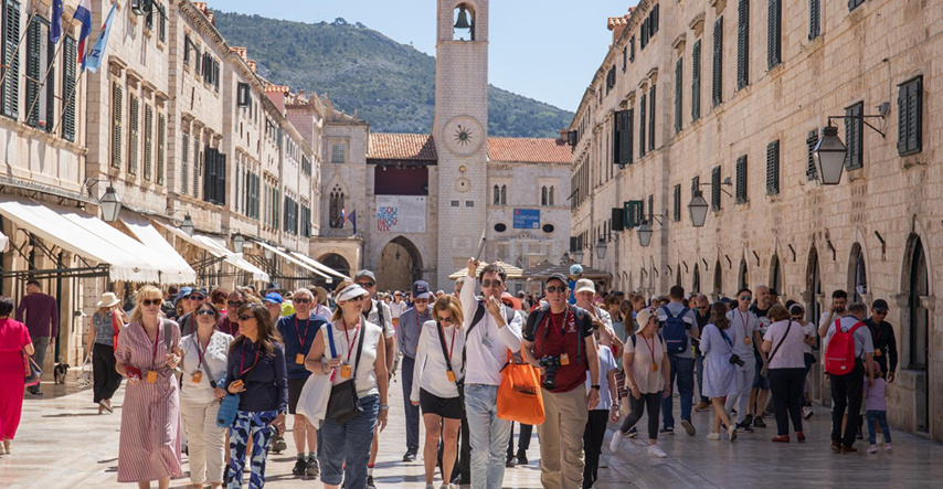 Četiri restorana u Dubrovniku stolovima blokirala prolaz pješaka. Otkazani im ugovori