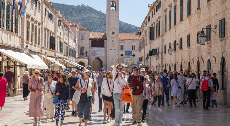 Četiri restorana u Dubrovniku stolovima blokirala prolaz pješaka. Otkazani im ugovori