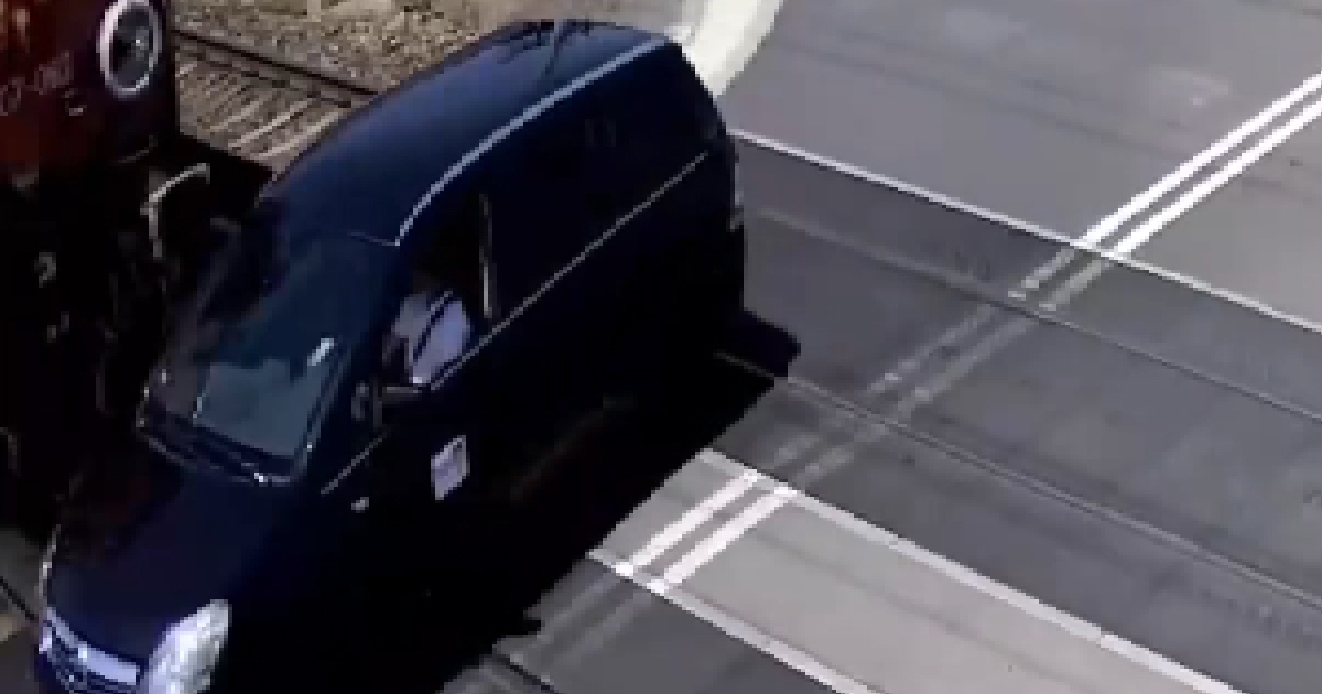 Vlak udario auto u Poljskoj, dvoje ozlijeđenih. Objavljena snimka udara