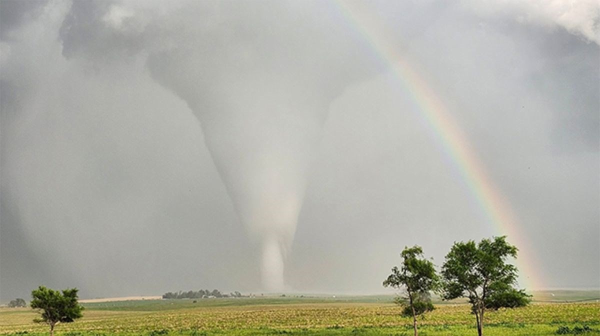 VIDEO Lovci na oluje u SAD-u snimili trenutak kada tornado prolazi pokraj duge