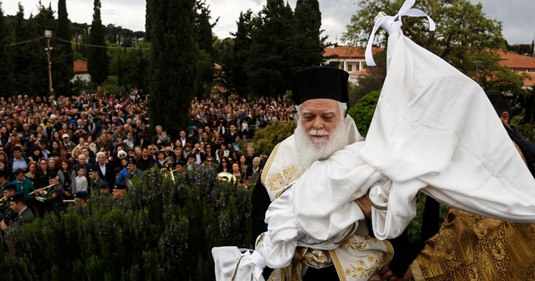 Grci uhvatili dva svećenika koji su održali misu unatoč zabrani. Pokrenut je postupak