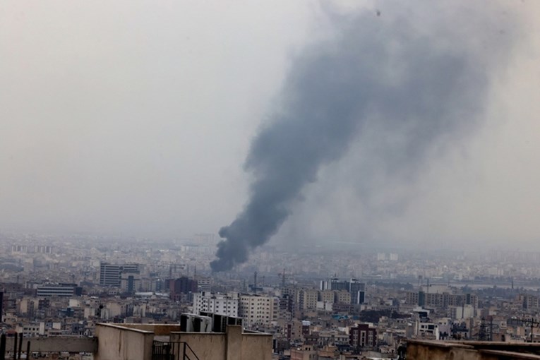 Ljudi u Iranu zarobljeni između bombi i režima