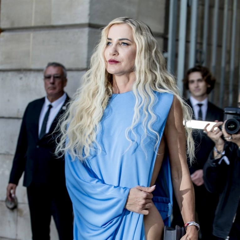 Kesha se u Parizu pojavila u haljini s prorezima i bez donjeg rublja