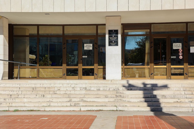 U Splitu silovao suprugu koja se htjela rastati. Osuđen je, policija ga traži
