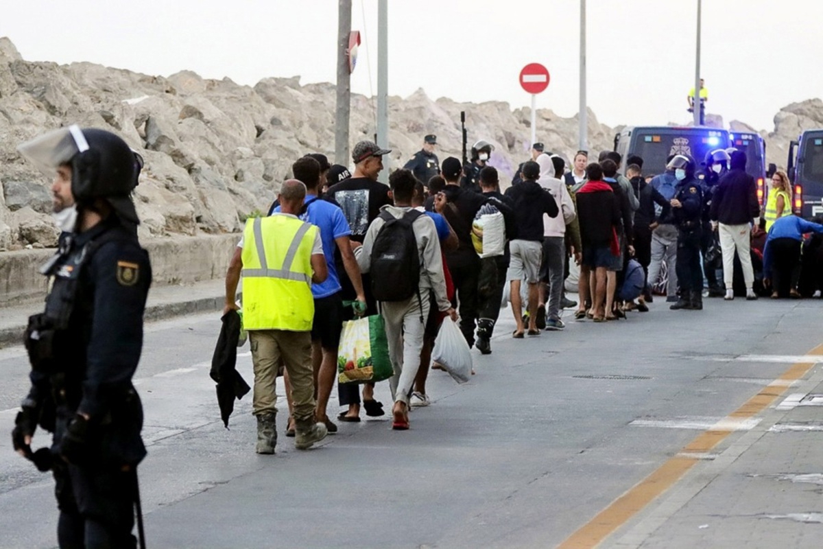 Maloljetni migrant se sakrio između kotača busa kako bi ušao iz Ceute u Španjolsku