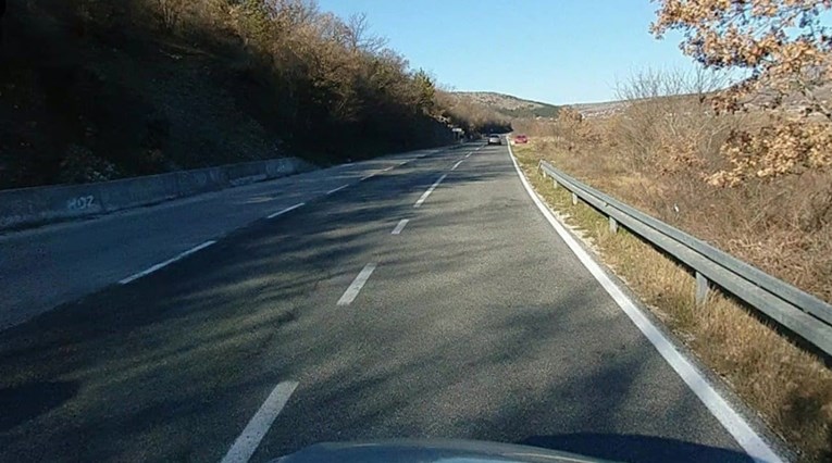 Nesreća u Zagori, prevrnuo se kombi. Šest osoba zatražilo liječničku pomoć