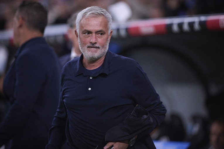 Mourinho prvo prešutio odgovor na pitanje s presice. Onda je krenulo