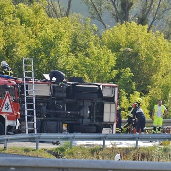 Nesreća vatrogasaca na autocesti dok su jurili na intervenciju, dva u bolnici