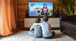 Gledanje televizije ima različite učinke na djecu, ovo je deset loših posljedica