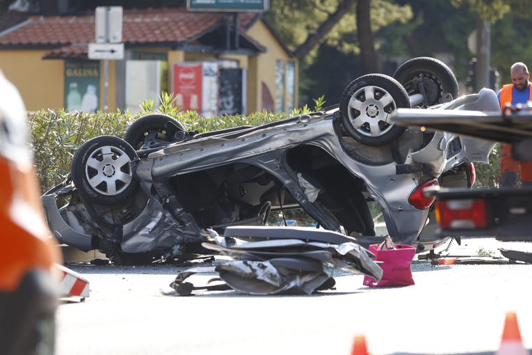 Auto završio na krovu u Splitu, poginula djevojka (22). Policija traži svjedoke