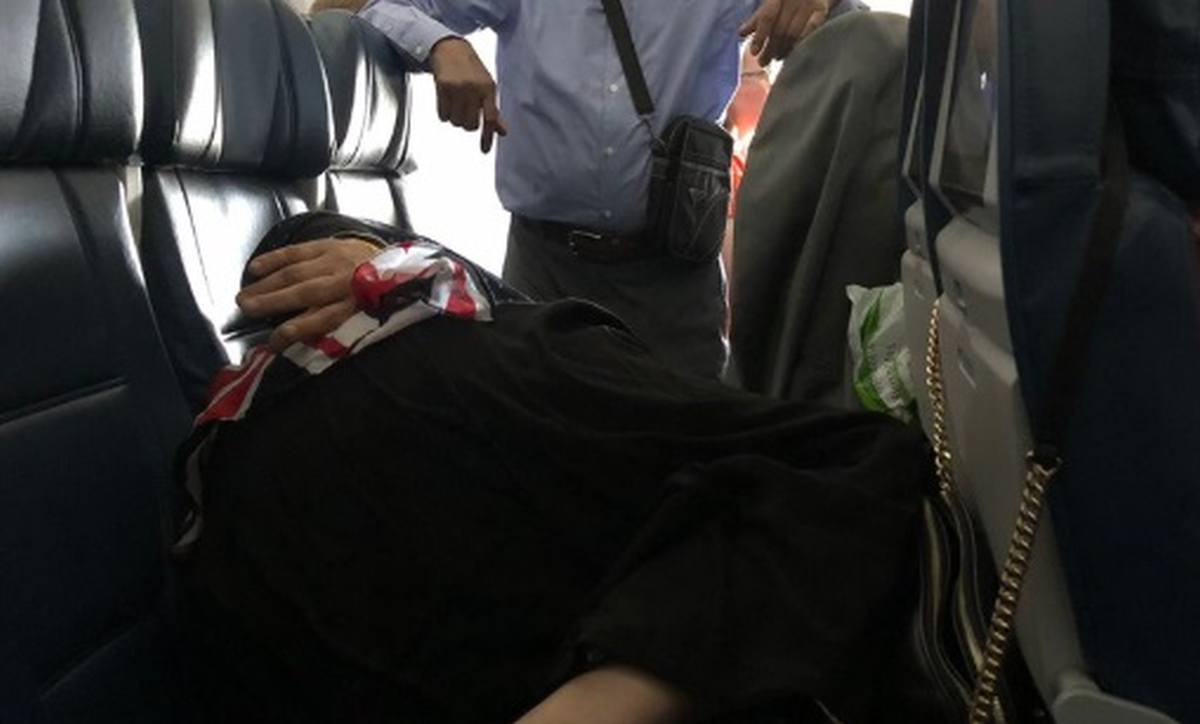Fotka para u avionu posvađala ljude, jedni vide ljubav, a drugi - sebičnost