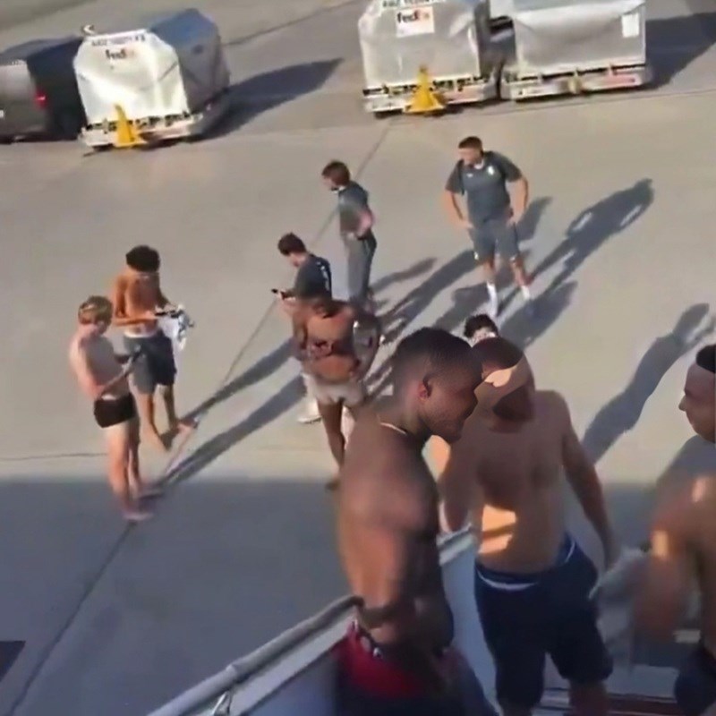 VIDEO Drama u avionu Monaca. Igrači se skidali do gaća