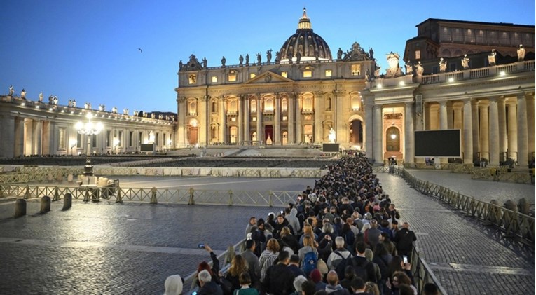 Tisuće ljudi satima čekale da se oproste od pape. "Kao da sam izgubila dio sebe"
