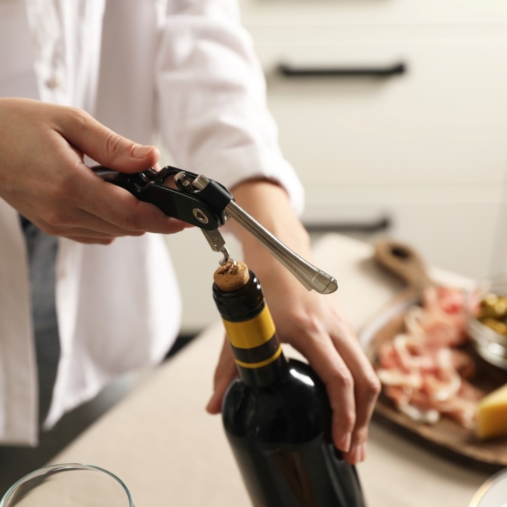 Muku mučite s otvaranjem boce vina? Evo kako to učiniti uz pomoć vadičepa