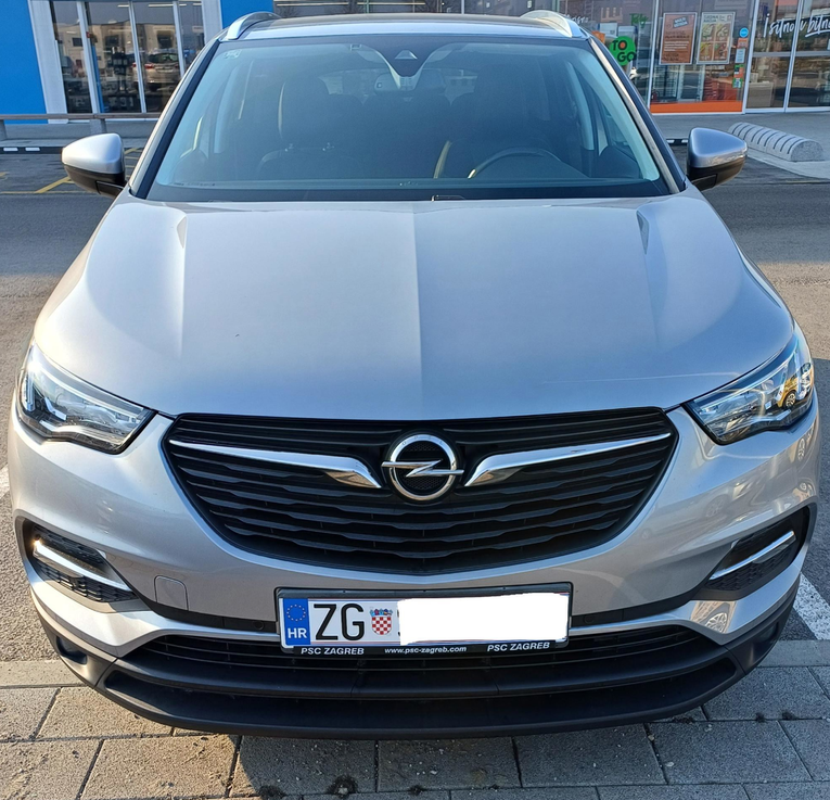 Ovaj Opel Grandland sa samo 59.500 km prodaje se za manje od 15.000 eura