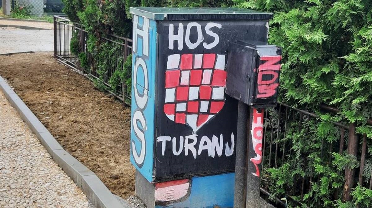 U Karlovcu osvanule oznake HOS-a i Azova. Antifašisti: To je veličanje fašizma