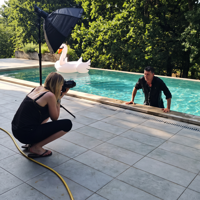 Pahor pozirao u bazenu na napuhancima, ljudi: "Novi influencer, sve za par eura"