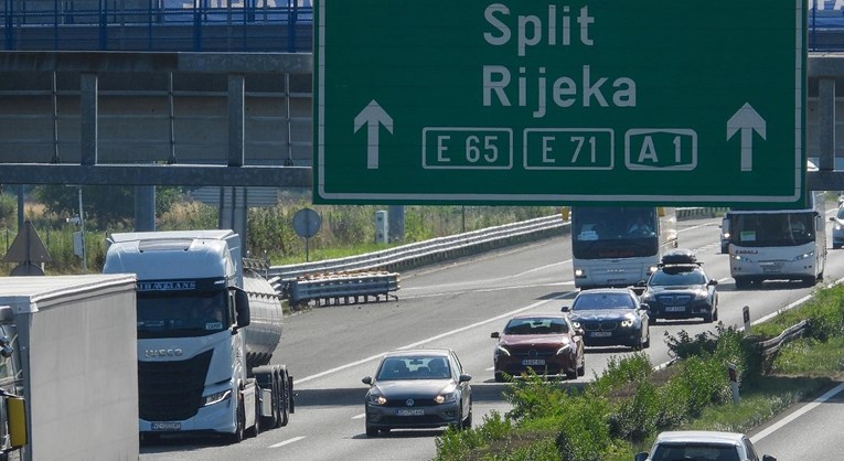 Na autocesti A1 kamenovali autobus s crnogorskim navijačima, uhićen mladić