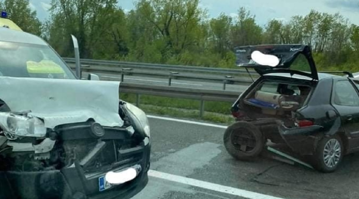 FOTO Prometna na autocesti kod Zagreba, sudarili se kombi i auto