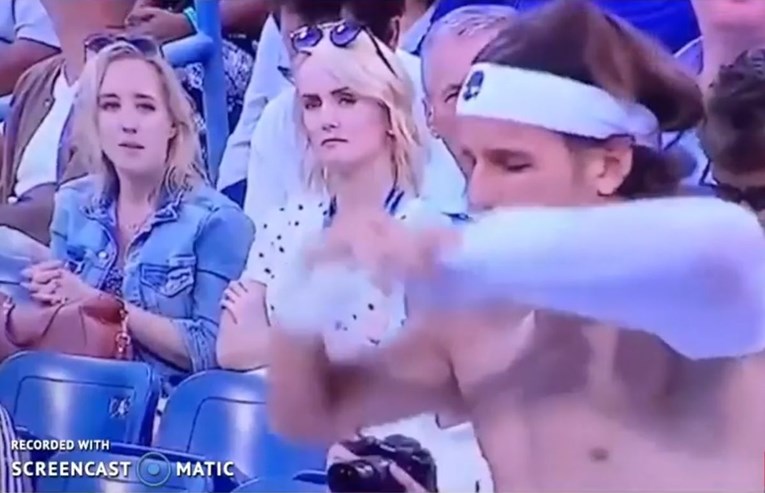 Nije se mogla suzdržati: Reakcija navijačice kad je tenisač skinuo majicu je hit