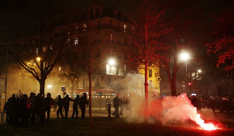 Vozači kamiona blokirali ceste po cijeloj Francuskoj, sukob s policijom u Parizu