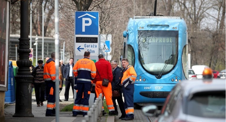 FOTO Mladić pao pod tramvaj u centru Zagreba, vatrogasci ga spasili
