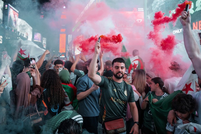 VIDEO Potukli se navijači Argentine i Alžira. Metež zahvatio djecu i žene