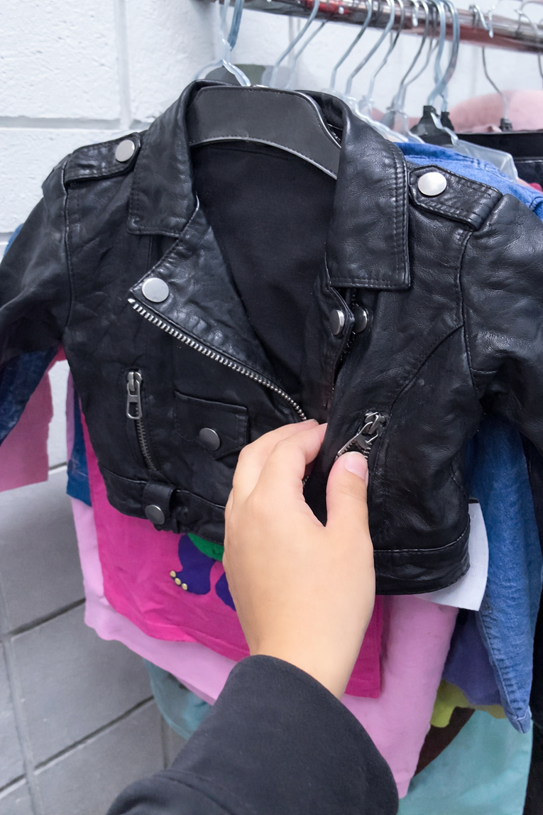 U second handu pronašla kožnu jaknu pa shvatila da pripada "nepo bebi"