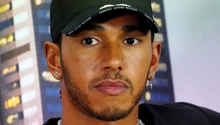 Hamilton će cijelu sezonu Formule 1 voziti crni Mercedesov bolid. Evo zašto