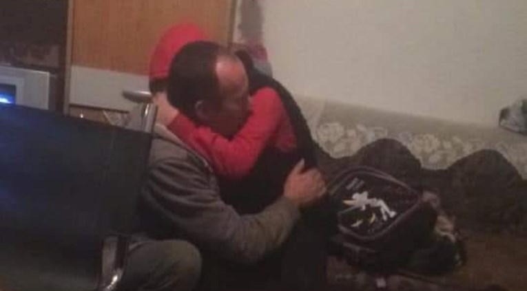 Fotka oca i kćeri rasplakala regiju: Fikret ide u zatvor zbog tri metra drva