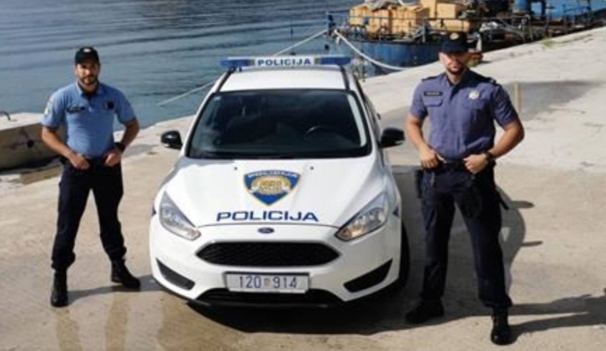 Omiški policajci na rukama iznosili nepokretne starce iz gorućeg doma u Dugom Ratu