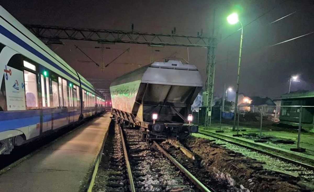 FOTO U Dugom Selu iz tračnica iskočio teretni vlak. "Oštetio je dio perona"