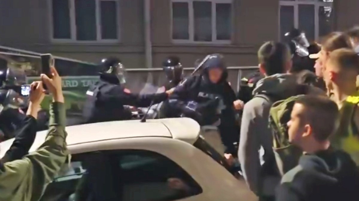 Pogledajte obračun policije sa studentima pred zgradom RTS-a