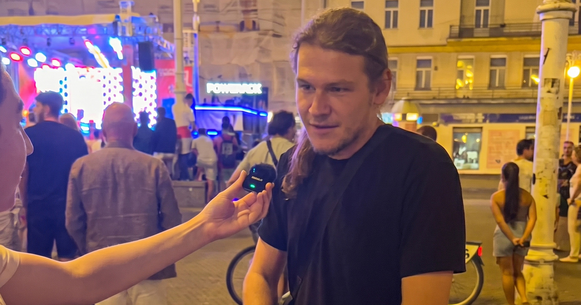 VIDEO Student s koferom navija na Trgu: "Vlak mi došao u pola 1, nisam stigao u stan"