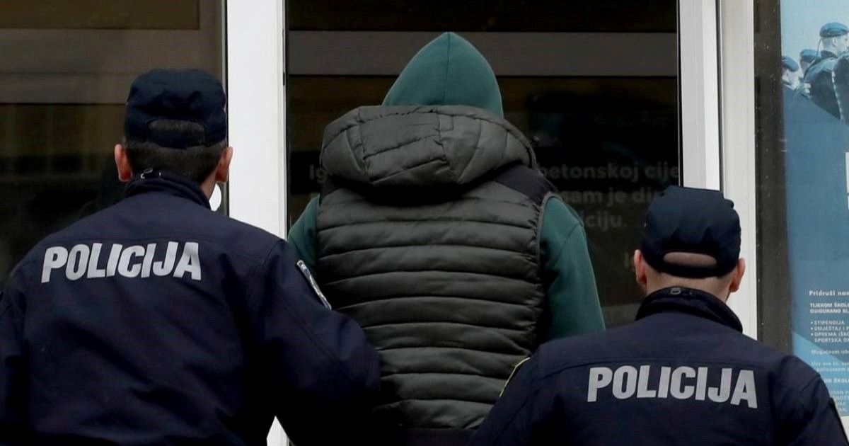 Mrtav pijan se zabio u auto, u bijegu usmrtio biciklista. Uhvatili ga građani