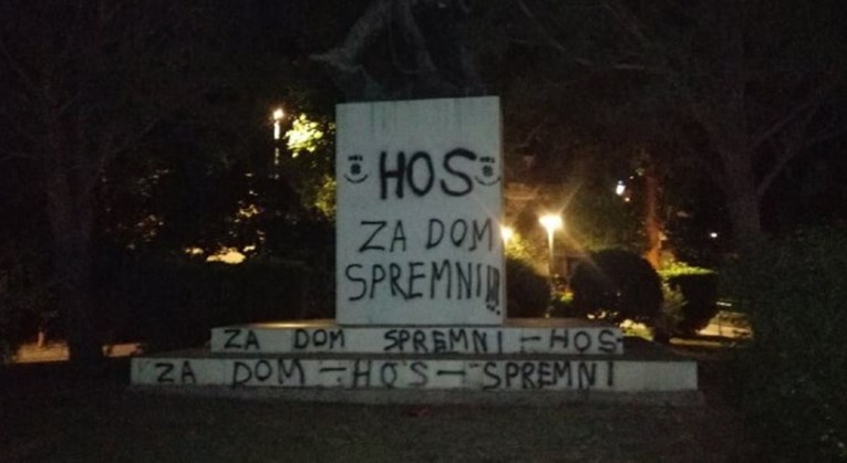 Na spomeniku palim borcima NOB-a u Dugom Ratu osvanuli napisi HOS i ZDS