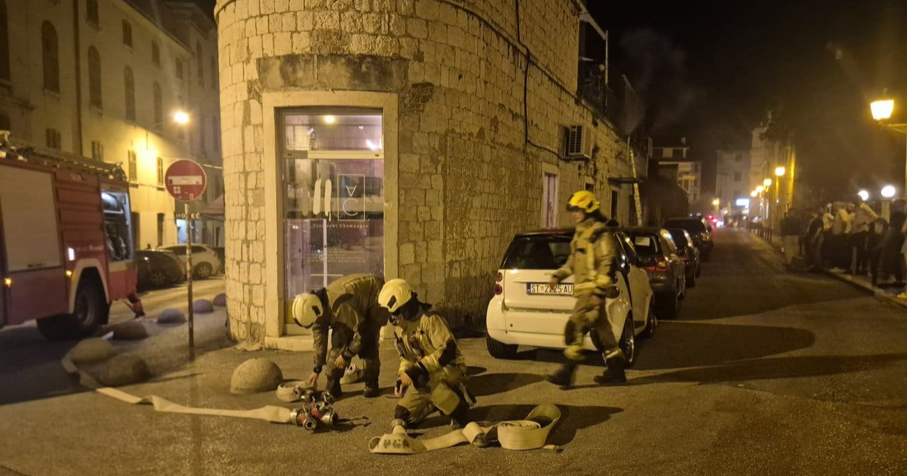 VIDEO Sinoć se zapalio restoran u centru Splita