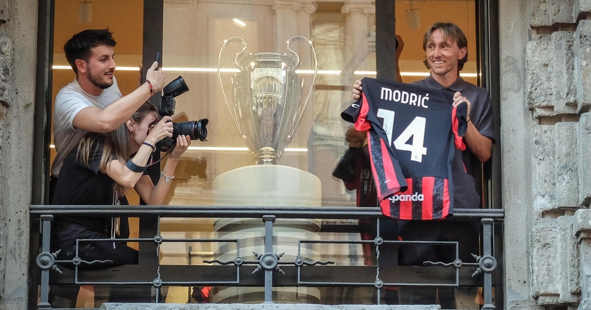VIDEO Modrić je izašao na balkon s dresom u rukama. Odmah je krenulo skandiranje