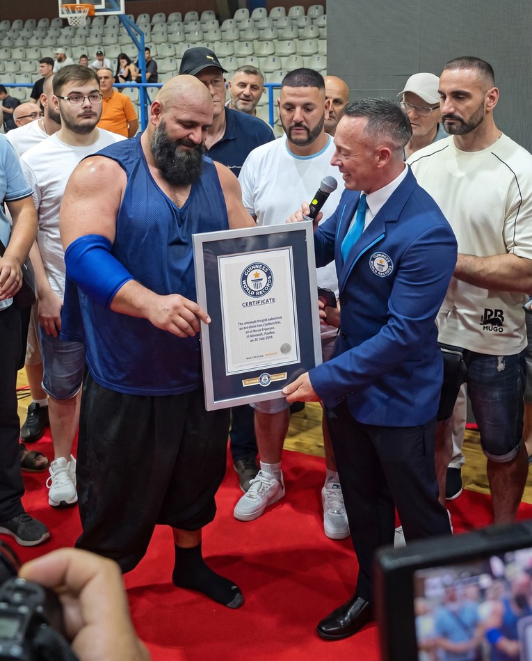 Kosovski Hulk na prsima izdržao dvije tone cementa i ušao u Guinnessovu knjigu