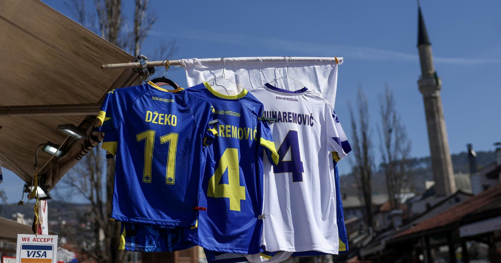 FOTO Štandovi na Baščaršiji prepuni dresova reprezentacije BiH