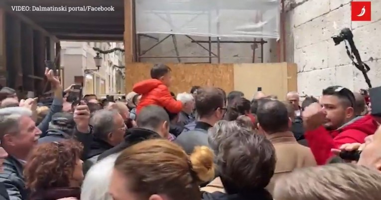 VIDEO Splićani uglas s klapom pjevali Oliverov hit za kraj 2022. godine