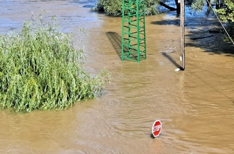 FOTO I VIDEO Nadrealne scene kod Pitomače, Drava potopila cestu, prometne znakove...