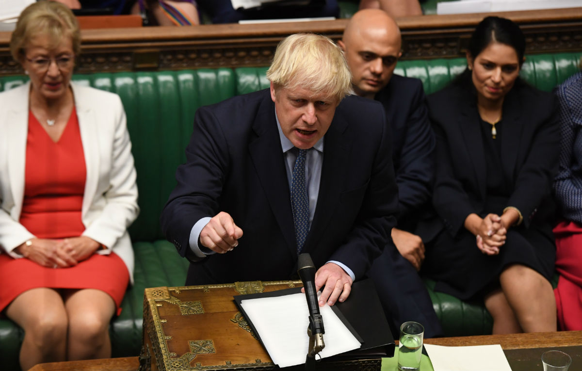 Johnson se tri sata svađa u parlamentu, šefa oporbe je prozvao za kukavičluk