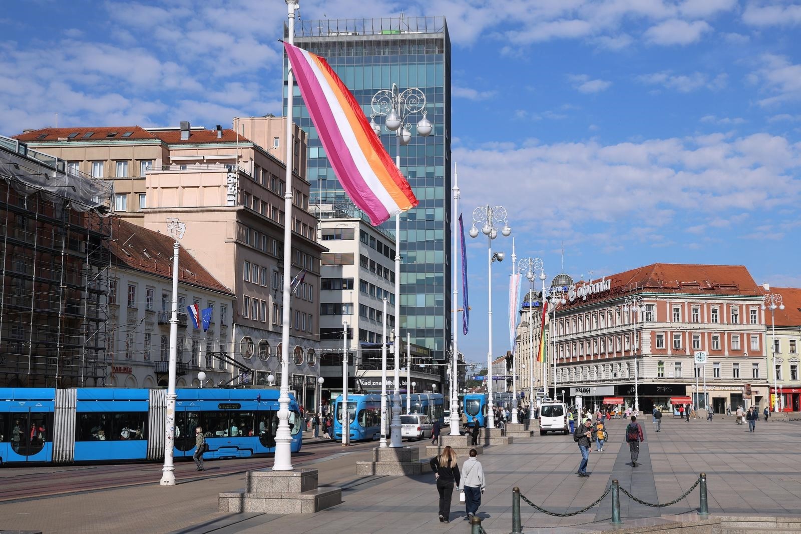 FOTO Od danas postavljene zastave duginih boja u Zagrebu